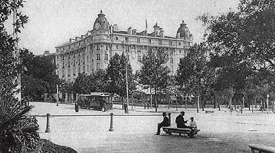 Majestuoso. El Hotel Ritz, situado en la Plaza de la Lealtad, en una estampa de principios del siglo XX.