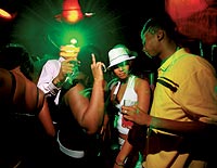 Ritmos tropicales. En la capital de Mal se bailan ms los sonidos del Caribe que los tnicos. En la imagen, los jvenes se divierten en un local con msica reggaetn.