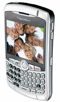 Los nuevos terminales Blackberry en la foto, el nuevo Curve, incorporan elementos multimedia como cmara, juegos y soporte para msica, adems de las herramientas de correo electrnico.