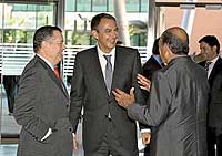 De izquierda a derecha, Alfredo Senz, Jos Luis Rodrguez Zapatero y Emilio Botn, el pasado jueves en Boadilla. / KIKE PARA