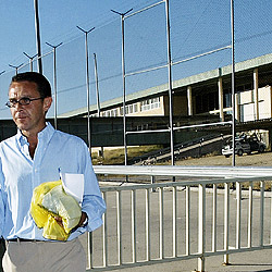 Antonio Camacho, principal responsable de Gescartera, sale de la crcel de Soto del Real en julio de 2004, tras tres aos de prisin provisional. / JAVI MARTNEZ