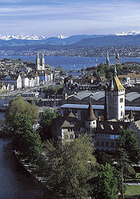 Zurich es una pequea ciudad a orillas de un hermoso lago, de edificios altos y con un cierto aire medieval. / VIAJES
