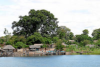 La primera imagen que se recibe de Malawi es la de una tierra virgen, cuyos pueblos de casas de barro y paja abren sus puertas al gran lago./ RAFAEL POLA