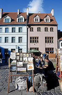 Los artistas ambulantes despliegan su obra en la calle Skarnu, uno de los lugares ms populares de Riga. / AGE FOTOSTOCK