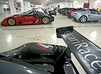 Cifras veloces. Ascari cuenta con un garaje que tiene una capacidad para 500 coches: Ferrari, Porsche, Aston Martin...