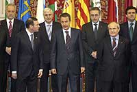 En primera fila, de izda. a dcha., Ibarretxe, Zapatero y Montilla en la ltima Conferencia de Presidentes. / JAVI MARTNEZ