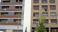 Imagen de un edificio de viviendas con varios carteles de Se Vende en sus ventanas. / paco toledo