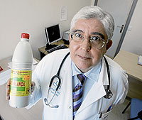 El doctor Ramn Peces sostiene una botella de alcohol de quemar, un agente txico incluso por inhalacin. / CARLOS BARAJAS