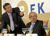 El lehendakari, Juan Jos Ibarretxe, junto al prsidente de Confebask, Ramn Knrr, en un acto en Bilbao. / AFP