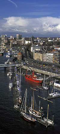 Hamburgo, con el ro Elba regando la orilla de sus calles, es una de las ciudades europeas ideales para pasear. / NAUTA-PRESS