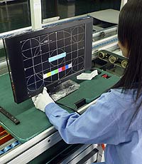 SU PRXIMA TELE. Una operaria comprueba la sintonizacin de un monitor en una fbrica de alta tecnologa de Shenzen (China). En un mes llegar a su destino, Espaa. / DELIA RODRGUEZ