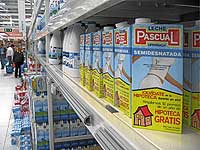 stanteras de un hipermercado en el que se ofertan productos del grupo Pascual. / DIEGO SINOVA