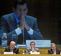 De izqda. a dcha., Juan Roig, Mariano Rajoy y Fernando Casado, en el congreso del Insituto de Empresa Familiar. / CATI CLADERA
