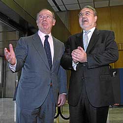 Rodrigo rato y Pedro Solbes conversan en marzo de 2004 con motivo del relevo en el Ministerio de Economa. / RICARDO CASES