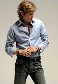 Harmon&Blaine. Camisa en tono azul, 133 euros. Levi's. Pantaln jeans, 100 euros. Tod's. Cinturn de piel de potro negro, 230 euros.