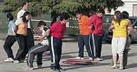 Un grupo de adolescentes con sobrepeso participa en un programa de promoción de la actividad física en el Hospital General de Valencia. / EL MUNDO