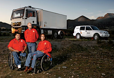 AL VOLANTE. De izqda. a dcha., Pedro Gmez Albendea, Pedrito (33 aos y las piernas amputadas tras una cada en moto; en la derecha lleva una prtesis); Jernimo Martn, Momo (33 aos; padece estrechamiento medular), y Antonio Rodrguez, Toejo (43 aos, un accidente le dej parapljico). Pedrito conducir el todoterreno de apoyo. Momo y Toejo, dos camiones de competicin.