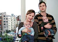 FELICES PADRES. Marie y Martin Roy (33 y 3? aos) con sus gemelos de cuatro meses en su casa de Pars.