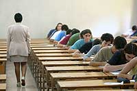 Una profesora sortea los pupitres mientras vigila a los estudiantes durante un examen en la Universidad del Pas Vasco. (Foto: Mitxi)
