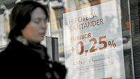 Una mujer pasa frente a una entidad bancaria que ofrece un producto hipotecario. (Foto: Antonio M. Xoubanova)