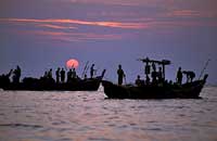 A las seis de la mañana en punto, los barcos de los pescadores que han pasado la noche faenando a tres millas de la costa comienzan a llegar con sus capturas. (Foto: AGE FOTOSTOCK)