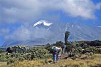 En el tercer día de ascensión por la ruta normal del Kilimanjaro, se atraviesa la gran caldera volcánica. Los glaciares del pico Kibo se pueden observar al fondo. (Foto: Alfredo Merino)