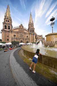 Un crisol de estilos se aprecia en la catedral de Guadalajara, jalonada por dos potentes torres. (Foto: Jorge Acebal)