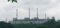 'Skyline'. Las chimeneas de Tata Steel, la acerera de la compaa, se recortan sobre el firmamento de Jamshedpur, ciudad rebautizada en honor de Jamsetji Tata.