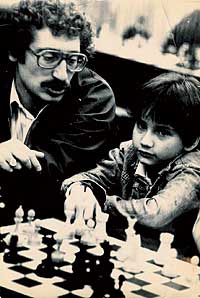EL NIO. Un jovencsimo Josh Waitzkin juega al ajedrez en Washington Square (Nueva York) bajo la mirada de su maestro Bruce Pandolfini.