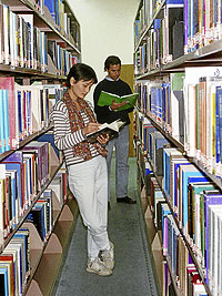 Una alumna china y un estudiante europeo en la librería de la China Europe Bussiness School, con sede en Shangai. (Foto: CEIBS)