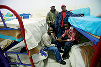 NUEVOS. Los ltimos subsaharianos en llegar duermen en un recinto anexo. Les han acondicionado una zona para que puedan rezar.