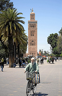 La torre de la mezquita Koutoubia, visible desde todos los puntos, domina el perfil rojo de Marrakech. (Foto: Agefotostock)