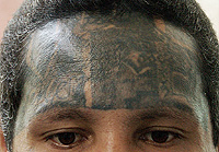 >b> Sin símbolos. Superponen tatuajes para no ser reconocidos. (Foto: Javier Espinoza)