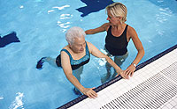 Los ejercicios en la piscina deben ser moderados y en agua caliente. (Foto: Digital Bank)