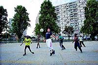 EN LA CALLE. Un grupo de nios inmigrantes juega al futbol en la periferia de Pars. Cada ao llegan miles de pequeos en avin o en patera buscando el sueo europeo.