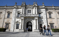 Fachada de la Facultad de Derecho de Sevilla, una de las 47 instituciones analizadas por el Tribunal de Cuentas. (Foto: Jess Morn)