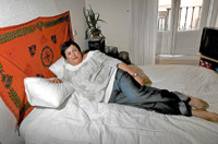 La actriz, en su cama, su lugar favorito para leer. (Foto: Begoa Rivas)