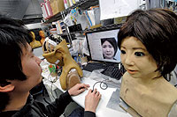 La criatura. Un investigador analiza la cara de una estudiante en el Departamento de Ingeniería Mecánica de la Universidad de Ciencias de Tokio. El objetivo es diseñar un rostro perfecto para Saya. COn 30 motores faciales, reproduce cualquier gesto humano.