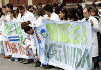 Imagen de un grupo de mdicos movilizndose por sus condiciones laborales. (Foto: El Mundo)