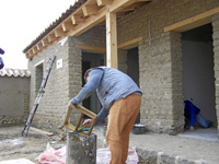 Un obrero trabaja en las obras de reconstruccin del albergie de Gotarrendura. (Jos F. Leal)