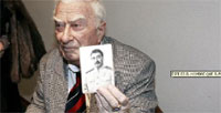 Clon. Dadaev con la foto donde aparece como Stalin.