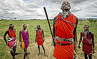 Los guerreros masai o 'moranis' dan la bienvenida a los visitantes con una danza tpica en la que muestran su agradecimiento por la vida al dios Lengai que, segn ellos, habita en una montaa sagrada.