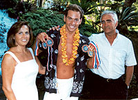 El nadador David Meca entre sus padres, Mara Dolores y Jos.