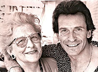 El bailarn Vctor Ullate y su madre Felisa, en 1990.