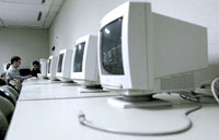 Imagen de un aula de Informtica de la Universidad Complutense donde los alumnos trabajan con ordenadores obsoletos. (Foto: Antonio Heredia).