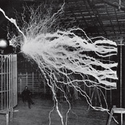 Relámpagos. Tesla efectúa un experimento para trasladar electricidad sin cables en su casa de Nueva York, en 1911.
