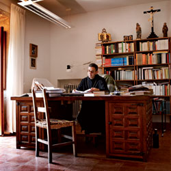 Desde su celda. Clemente Serna, abad del monasterio de Santo Domingo de Silos, en el interior de su habitacin-despacho.