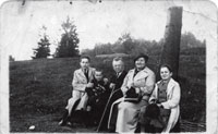 Das felices. Joseph bau (primero por la izqda.), junto a su familia en un parque de Cracovia en 1943.