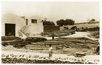 En primer plano, arremangado, Gallardo construye su primer almacn de hierros, en 1970, en Jerez de los Caballeros. (Foto del archivo familiar).