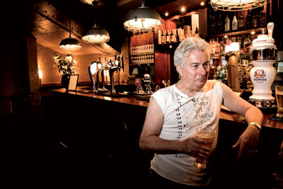 Ingls convencional. Con camiseta sin mangas, Follet, de 59 aos, se toma una cerveza en el bar Smithys, cerca del local de Charing Cross (Londres) donde ensaya con su banda de msica.